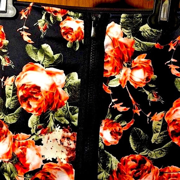 Women's Pencil Skirt - Picture 3 of 10